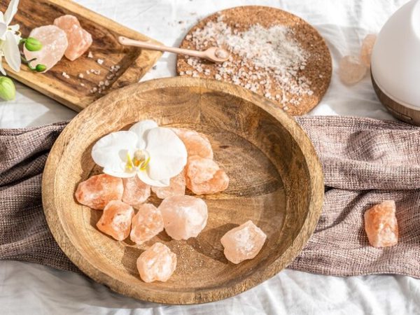 Beleza Natural: Como Incorporar a Pedra de Sal Rosa na Decoração de Interiores